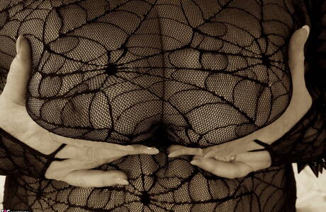 TAC Amateurs offers a xxx picture gallery with Auntie Trisha in masturbating with sex toy