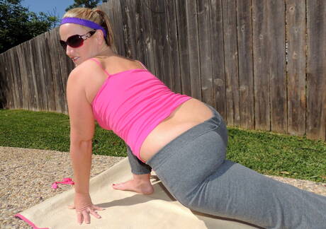 Siren XXX Studios invites you to browse their free pictures with Dee Siren has a hot body