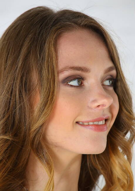 Stunning 18 invites you to browse their xxx pics with Irene exhibit perfect body