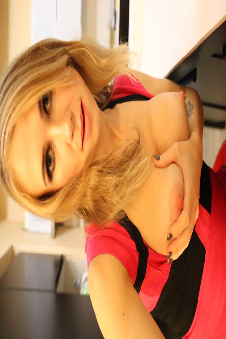 Anal Amateur are pleased to offer you xxx photos featuring Engle in hot ass fuck